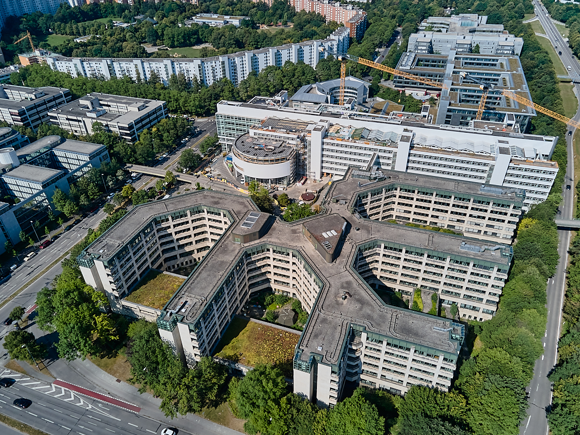 22.07.2022 - ehemaliges Alliant-Versicherungsgebäude und Wohnring in Neuperlach